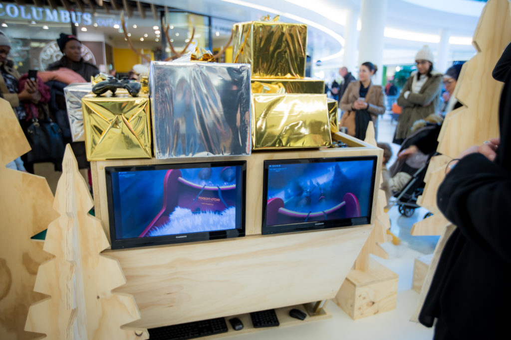 CRÉATION, FABRICATION ET INSTALLATION D'UN STAND POUR ANIMATION DE NOËL EN CENTRE COMMERCIAL  //  CP PIN RADIATA