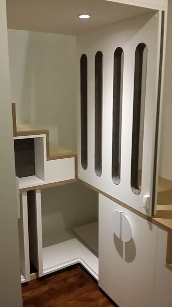 CRÉATION ET FABRICATION DE RANGEMENTS SUR MESURE SOUS ESCALIER TOURNANT  //  CHÊNE MASSIF, FEUTRINE ET MDF PLAQUÉ BLANC