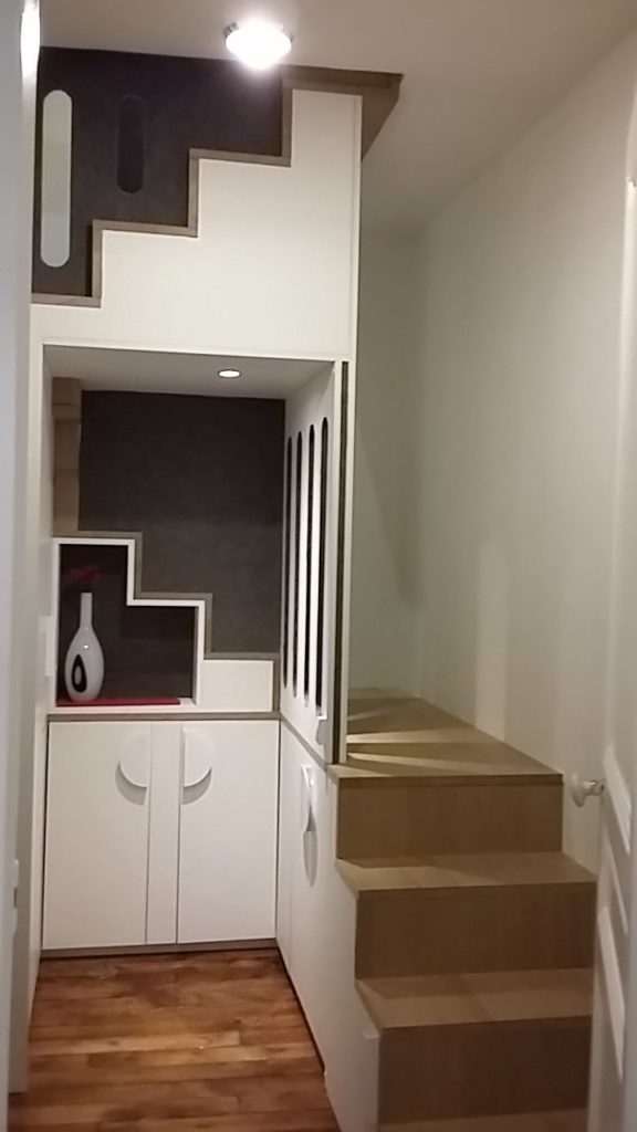 CRÉATION ET FABRICATION DE RANGEMENTS SUR MESURE SOUS ESCALIER TOURNANT  //  CHÊNE MASSIF, FEUTRINE ET MDF PLAQUÉ BLANC