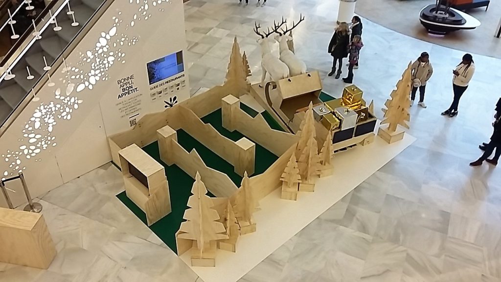 CRÉATION, FABRICATION ET INSTALLATION D'UN STAND POUR ANIMATION DE NOËL EN CENTRE COMMERCIAL  //  CP PIN RADIATA