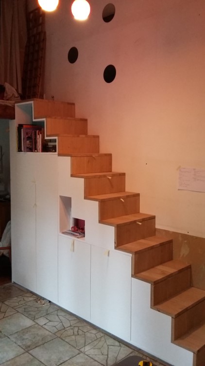 CRÉATION ET FABRICATION DE RANGEMENTS SUR MESURE SOUS ESCALIER DROIT  //  CHÊNE MASSIF ET MDF PLAQUÉ BLANC