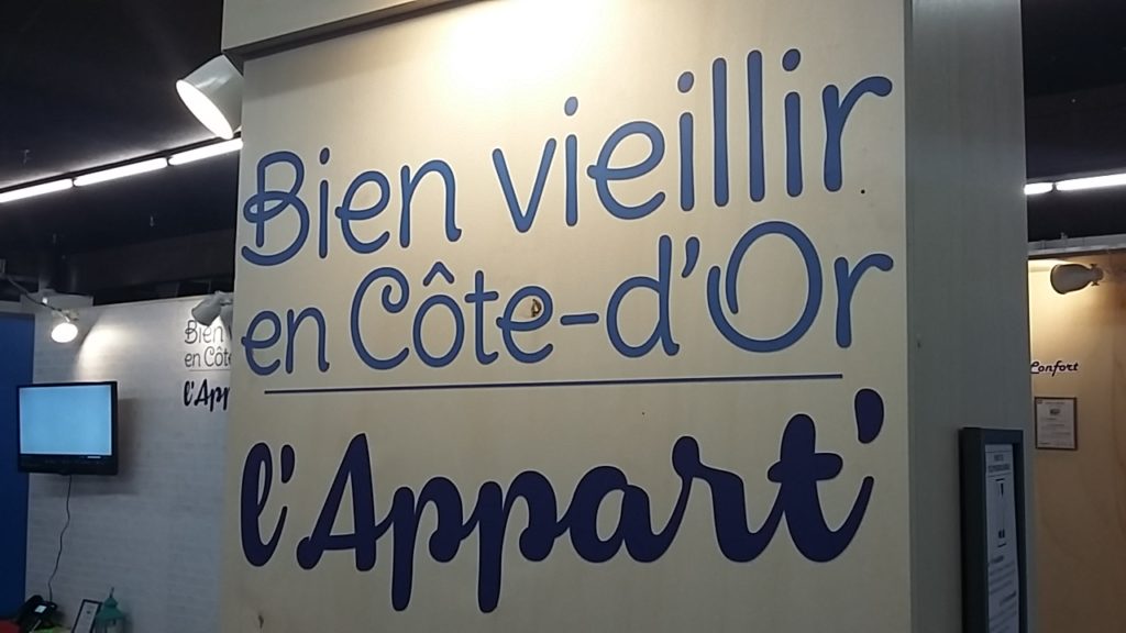 CRÉATION, FABRICATION ET INSTALLATION DU STAND "L'APPART" SUR LE SALON DES SENIORS 2018 POUR LE CONSEIL DÉPARTEMENTAL DE LA CÔTE D'OR ET LE CLUSTER GA2B AU PALAIS DES CONGRÈS DE DIJON