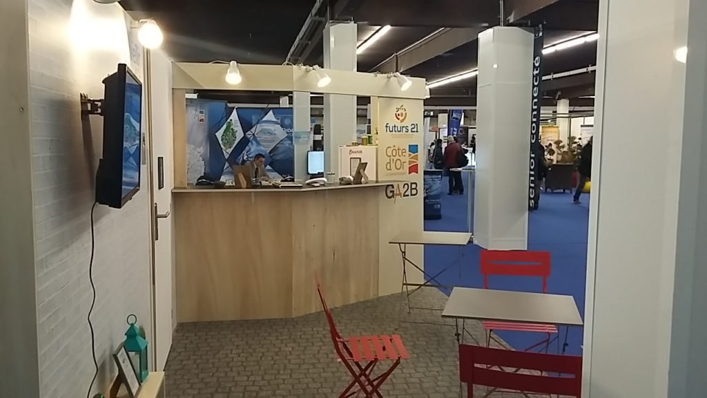 CRÉATION, FABRICATION ET INSTALLATION DU STAND "L'APPART" SUR LE SALON DES SENIORS 2018 POUR LE CONSEIL DÉPARTEMENTAL DE LA CÔTE D'OR ET LE CLUSTER GA2B AU PALAIS DES CONGRÈS DE DIJON